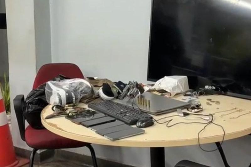 Entre os objetos apreendidos estão um revólver, seis celulares e uma TV (Foto: Divulgação)