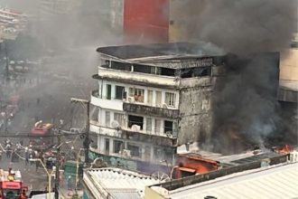 O estabelecimento e um prédio residencial ao lado, que foi parcialmente atingido, foram evacuados (Foto: WhatsApp/reprodução)