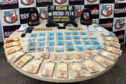 Na caminhonete Hilux em que os suspeitos estavam, os policiais acharam duas pistolas e R$ 104.635 em dinheiro vivo (Foto: WhatsApp/reprodução)