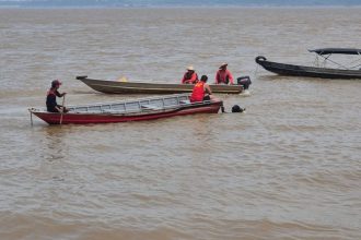 O corpo foi localizado por mergulhadores no leito do rio (Foto: Divulgação/Corpo de Bombeiros)