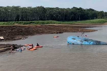 O barco afundou nas proximidades de Boa Vista do Ramos (Foto: WhatsApp/reprodução)