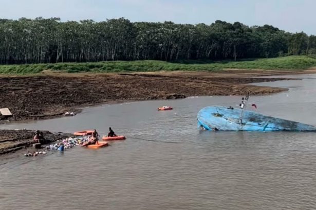 O barco afundou nas proximidades de Boa Vista do Ramos (Foto: WhatsApp/reprodução)