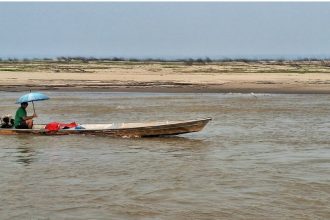 Morador de Anori, no interior do Amazonas, se locomove em uma “voadeira” em meio à seca do Rio Solimões (Foto: Thiago Gonçalves/AM ATUAL).
