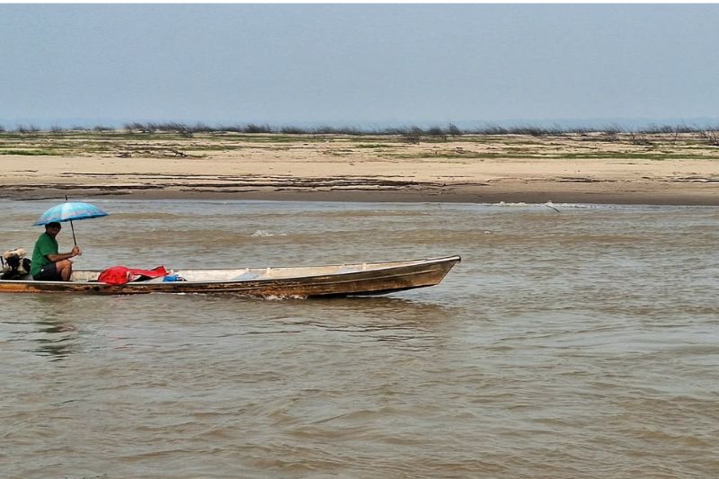 Morador de Anori, no interior do Amazonas, se locomove em uma “voadeira” em meio à seca do Rio Solimões (Foto: Thiago Gonçalves/AM ATUAL).