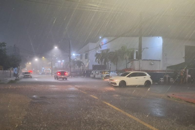 Manaus teve temporal com raios, trovões, rajadas de vento e chuva intensa (Foto: Thiago Gonçalves/AM ATUAL)