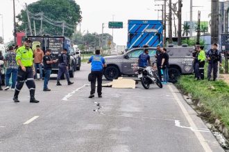 O motociclista Marcioney Ferreira Cavalcante não resistiu aos ferimentos e morreu na avenida Torquato Tapajós (Foto: WhatsApp/reprodução)