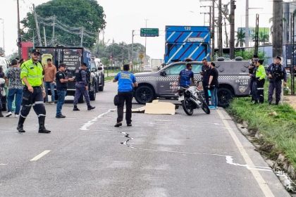 O motociclista Marcioney Ferreira Cavalcante não resistiu aos ferimentos e morreu na avenida Torquato Tapajós (Foto: WhatsApp/reprodução)