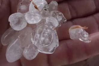 O granizo nasce em nuvens de tempestade muito altas (cumulonimbus) (Foto: WhatsApp/reprodução)