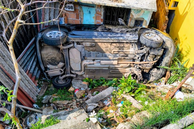 Apesar do acidente, o motorista não ficou ferido (Foto: WhatsApp/reprodução)