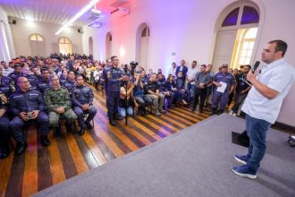 Governador Roberto Cidade discursa aos militares ao anunciar a promoção (Foto: Divulgação)