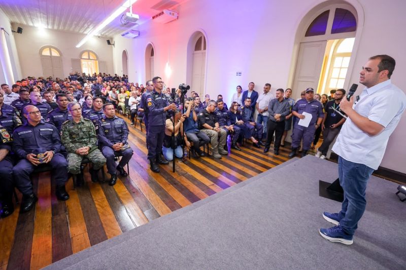 Governador Roberto Cidade discursa aos militares ao anunciar a promoção (Foto: Divulgação)