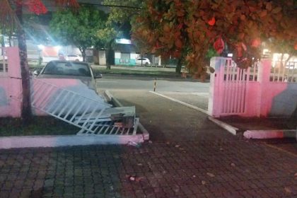 Segundo testemunhas, ele perdeu o controle do veículo e atingiu a estrutura da delegacia (Foto: WhatsApp/reprodução)