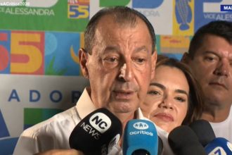 Omar Aziz deu entrevista a emissoras de televisão em casa, enquanto acompanhava a apuração dos votos. (Foto: You Tube/reprodução)